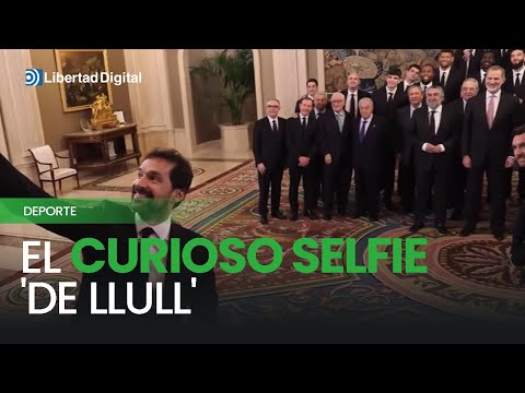 El curiosio selfie' de Llull en la recepción con el Rey