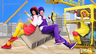 Una gran grúa torre en la construcción. Canciones de coches