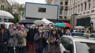 Des policiers devant le commissariat de Pau pour une minute d'applaudissement