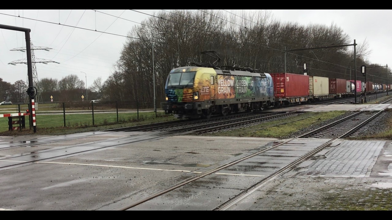 The Three flames 🔥🔥🔥 Vectron locomotive LTE with nice 👍 Intermodal/ Container Freight Train ! Rail🎥!