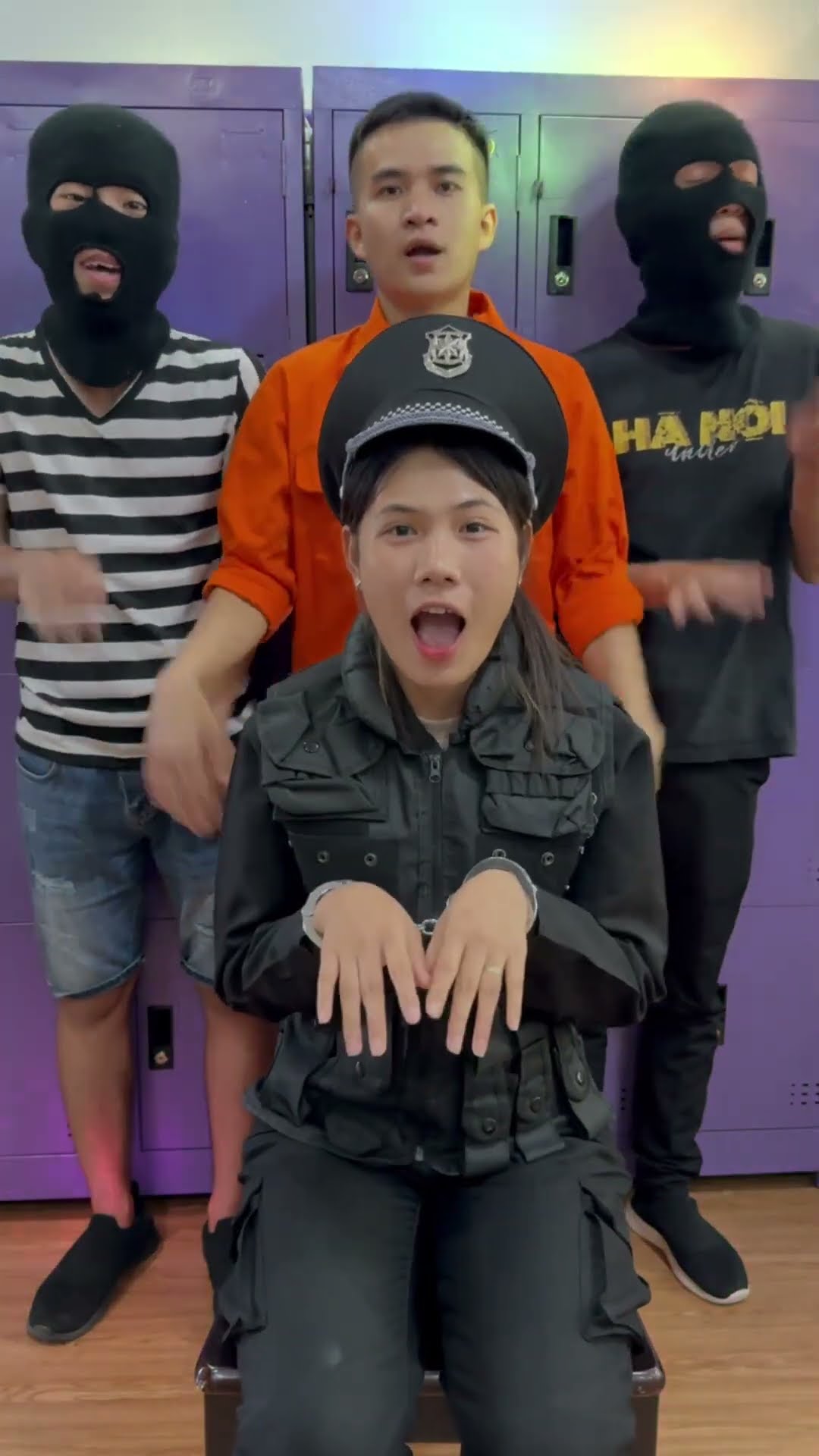 LNF - Nữ cảnh sát và ba tên cướp ?? || Police vs prisoners dance cover ? #shorts