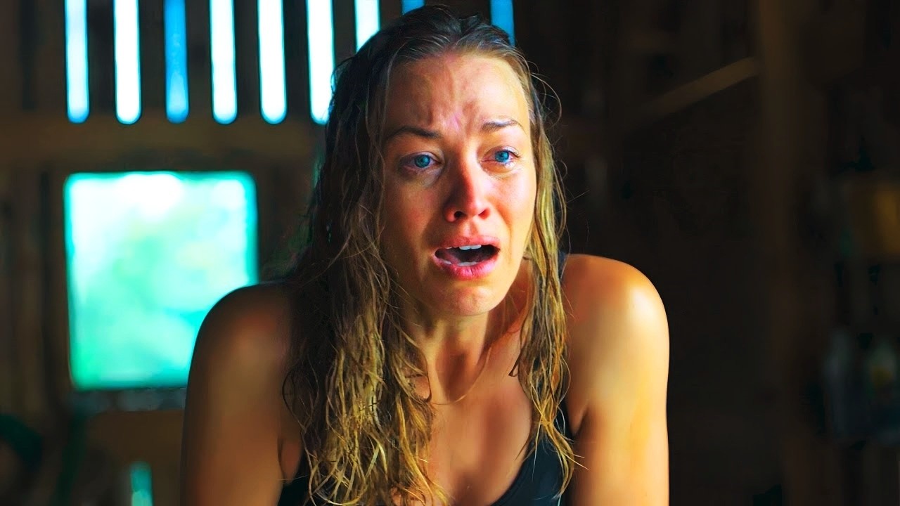 Homem estranho cercou a casa de uma família com uma linha azul e agora nenhum deles podem sair!!