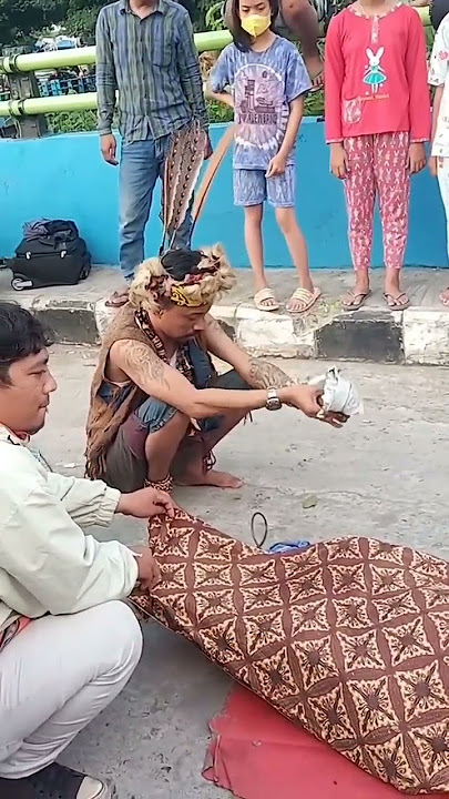 Pertunjukan kesaktian orang dayak