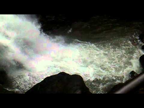 Peraruvi Waterfall video