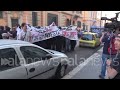 Scontri al corteo di Roma, lancio di petardi contro la polizia