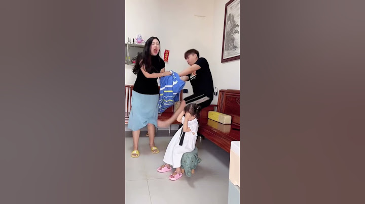 母女联手整蛊爸爸，看到这个动作差点心都要跳出来了！