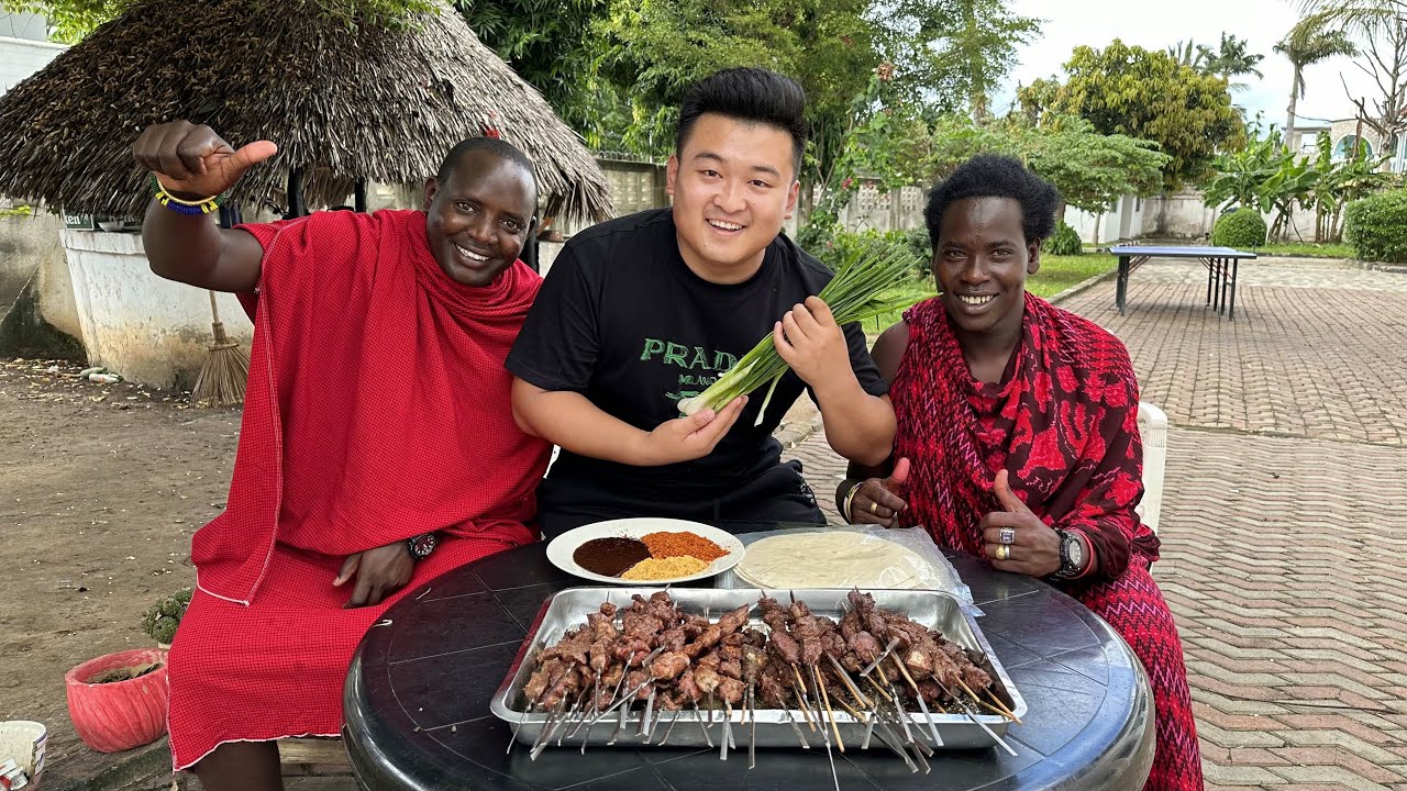 非洲版淄博烧烤来啦！看着都上头，保镖刚吃一口直接上瘾，吃嗨了