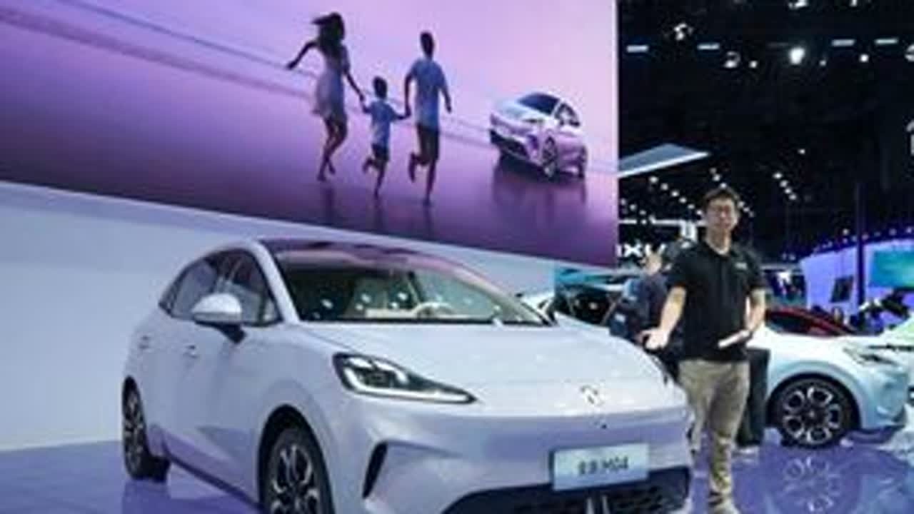 手车无感互联 车展体验全新MG4 整体风格靓丽小巧，搭载MG×OPPO智行车机互联系统，具备手车无感互联、手车应用融合等丰富功能。#2025成都国际车展  #看新车上汽车之家