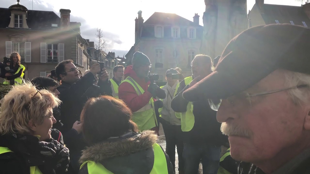 Lemainelibrefr 500 Gilets Jaunes Rassemblés Devant La Préfecture De La Sarthe Au Mans