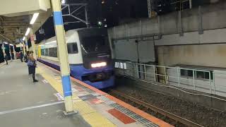 【夕方ラッシュの船橋駅を高速通過する255系】千マリBe-03編成　総武本線特急しおさい9号銚子駅行き　船橋駅通過