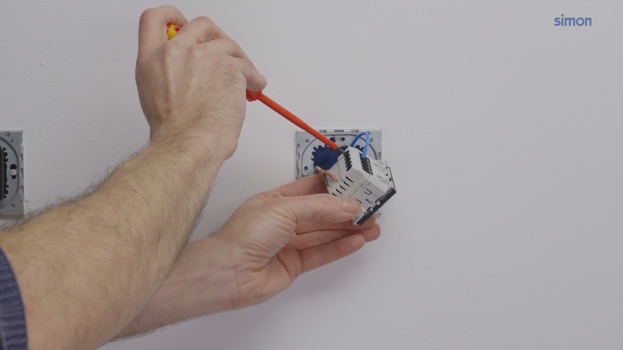 Watch Conmutar el interruptor iO mediante pulsador | Simon 270 on YouTube.