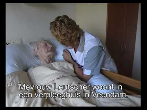 Video: Poppen-therapie-interventie Voor Vrouwen Met Dementie Die In Verpleeghuizen Wonen: Een Gerandomiseerd, Enkelblind Gecontroleerd Proefprotocol