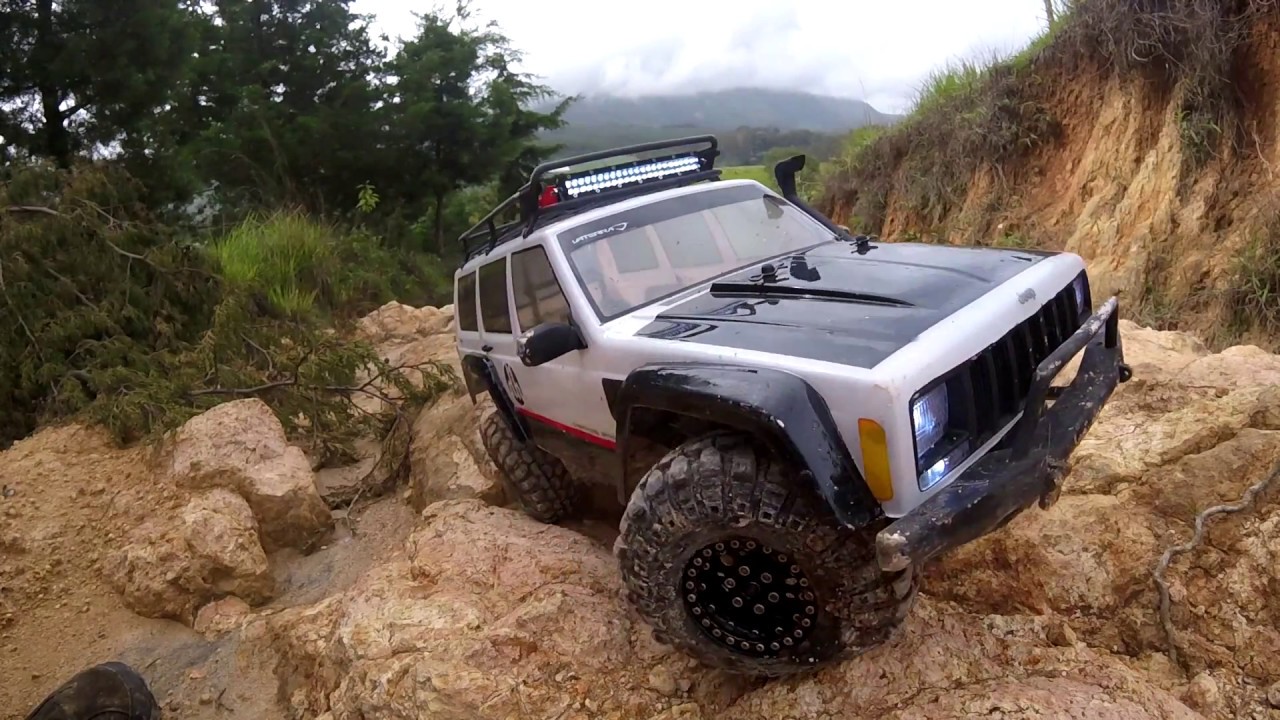 A tale of two cherokees. Axial scx10 II vs Vaterra Ascender