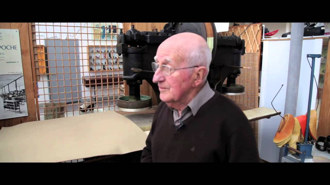 Vidéo Moines et Sèvres: Regards industriels: " La préparation des morceaux de la chaussure"