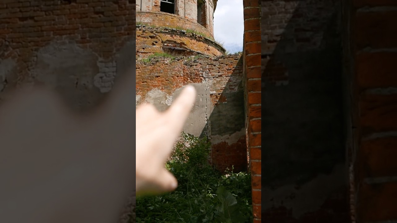 Зачем древние идиоты сломали толстенную стену и опять её построили?