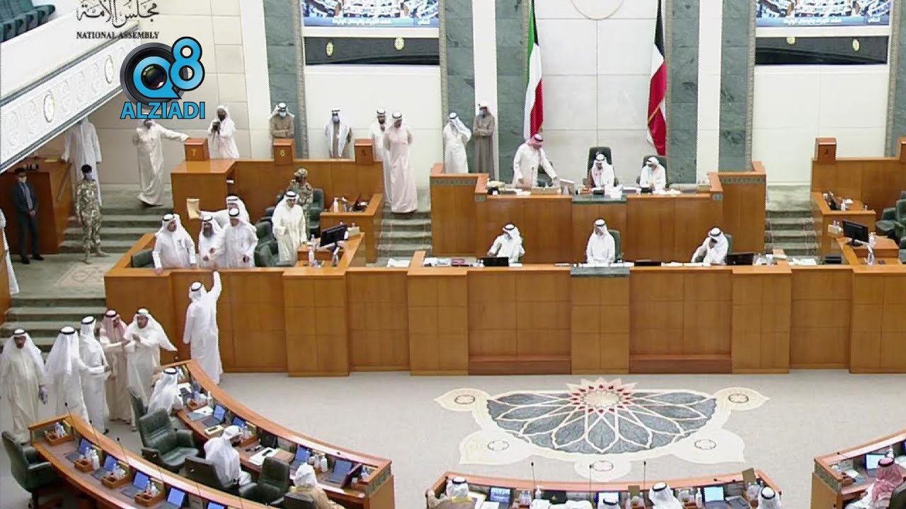 لحظة بداية هوشة النواب عند التصويت على طلب رئيس الوزراء صباح الخالد بتأجيل استجواباته