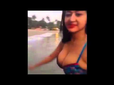 Montoknya Dewi Perssik Lagi Mandi