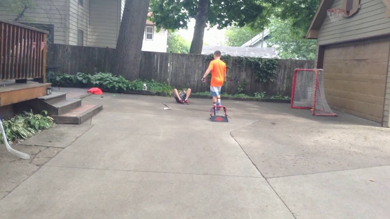 KID GETS NAILED WITH PUCK ON KNEE BONE, HOCKEY INJURY (FUNNY) YouTube