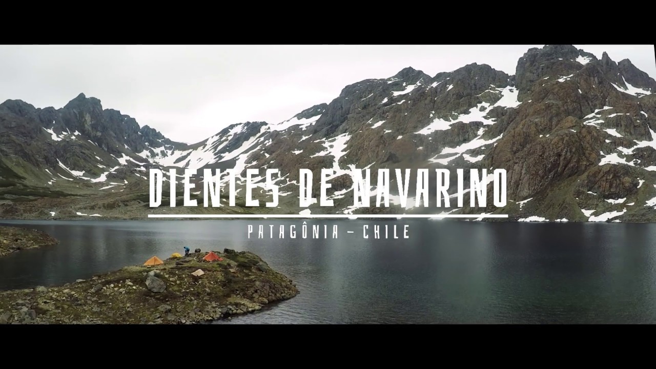 “Imagens da travessia pelos Dientes de Navarino, na Ilha Navarino, extremo sul do Chile: grupos de trekking caminhando por vales remotos, cruzando passos de montanha, acampando em áreas isoladas e enfrentando o clima imprevisível da Patagônia