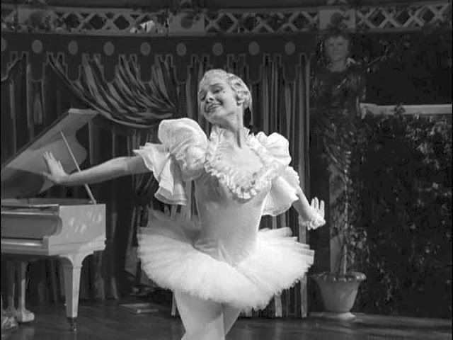 Audrey Hepburn dancing 'en pointe' in Secret People class=