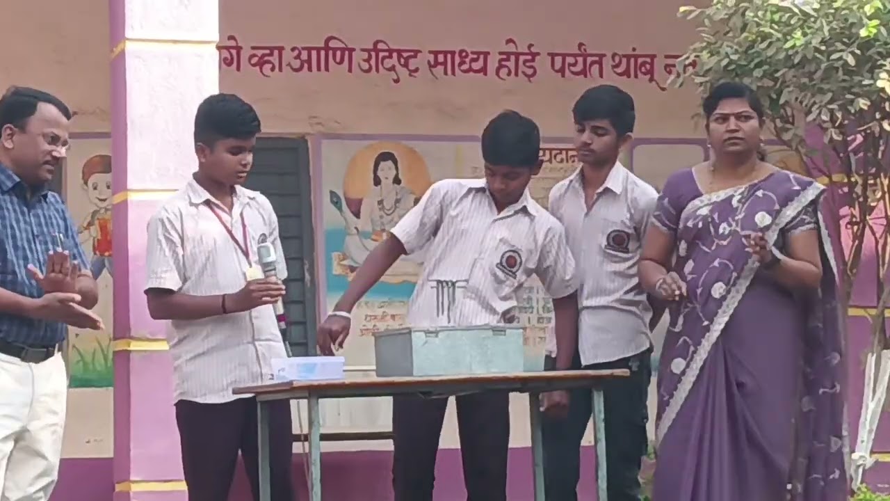 Balancing nails हा प्रयोग सादर करताना विद्यार्थी..