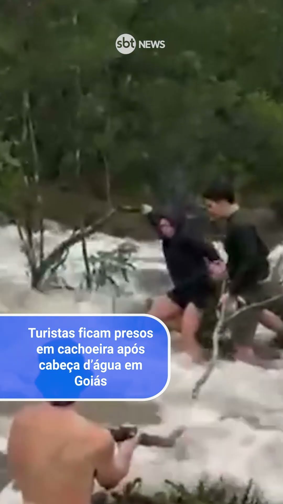 Turistas ficam presos em cachoeira após cabeça d'água em Goiás