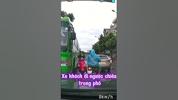 Xe khách đi ngược chiều trong phố | Tiên Phong Auto #shorts