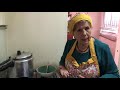 Lela cocinando porotos con riendas