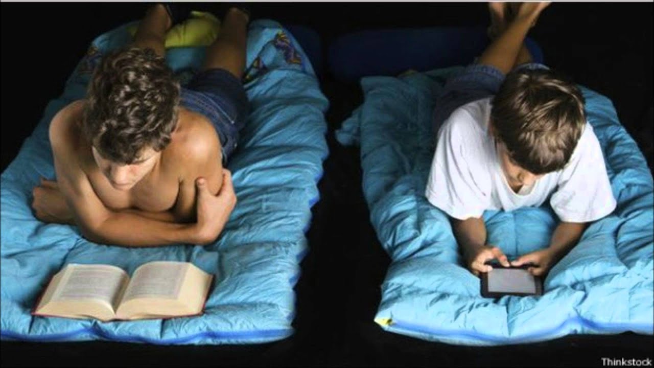 Что сделал мальчик перед сном. Чтение перед сном. Чтение мальчикам перед сном. Чтение улучшает сон. Подросток с книгой.