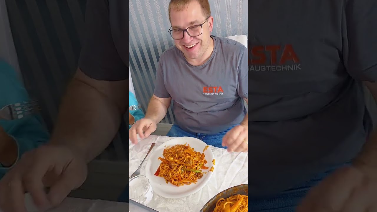 Приготовьте вместе с нами вкусные спагетти с фрикадельками.