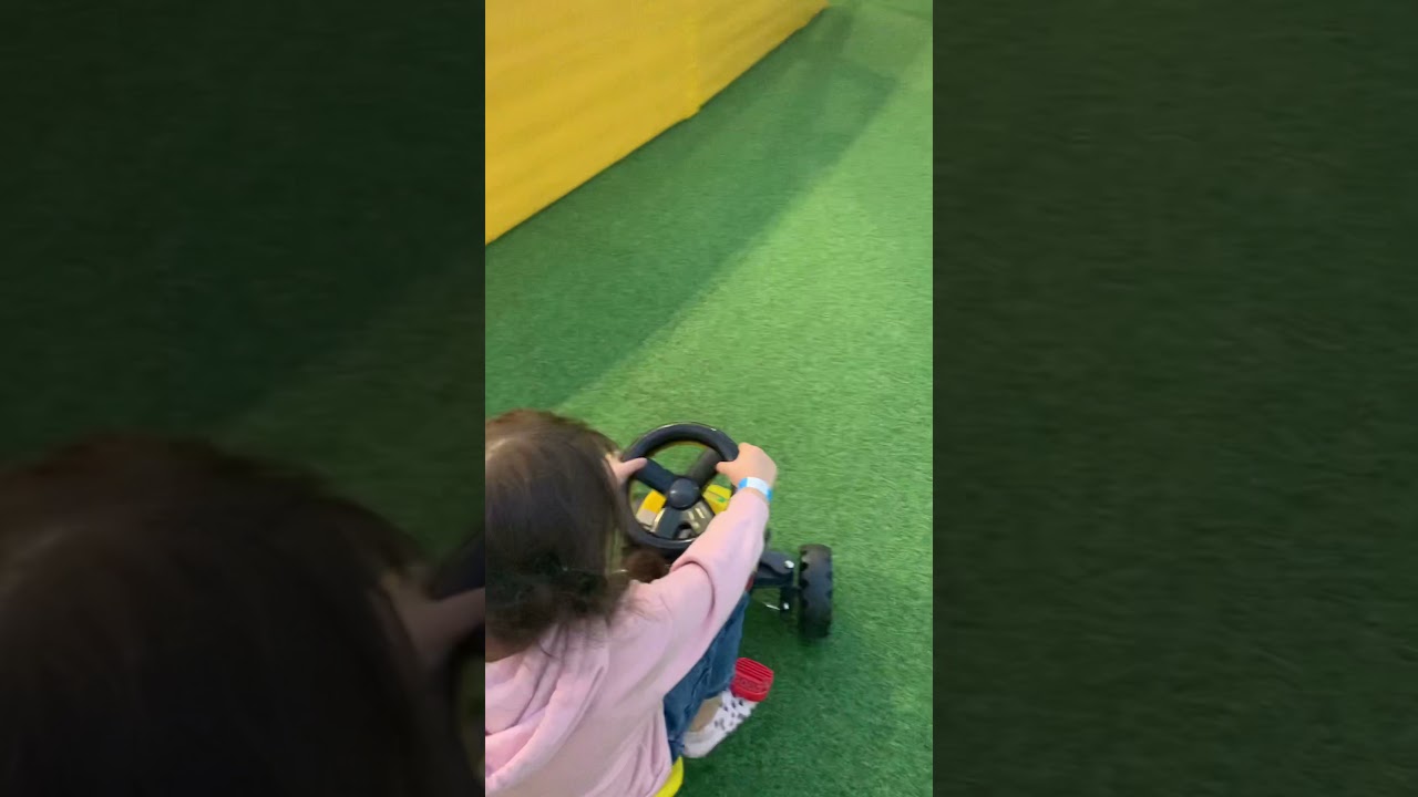 Крутит педали ️ - YouTube