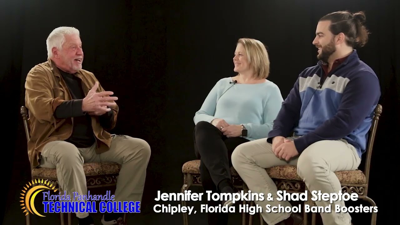 Дженнифер Томпкинс, представительница организации поддержки школьного оркестра средней школы Чипл...