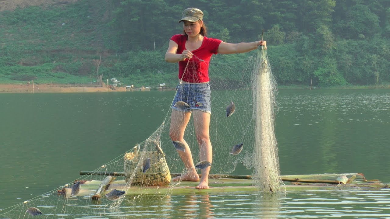 Survival on a banana raft - Harvesting fish in the lake - Making ...