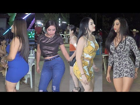 Que guapas mujeres en los bailes de  Guerrero