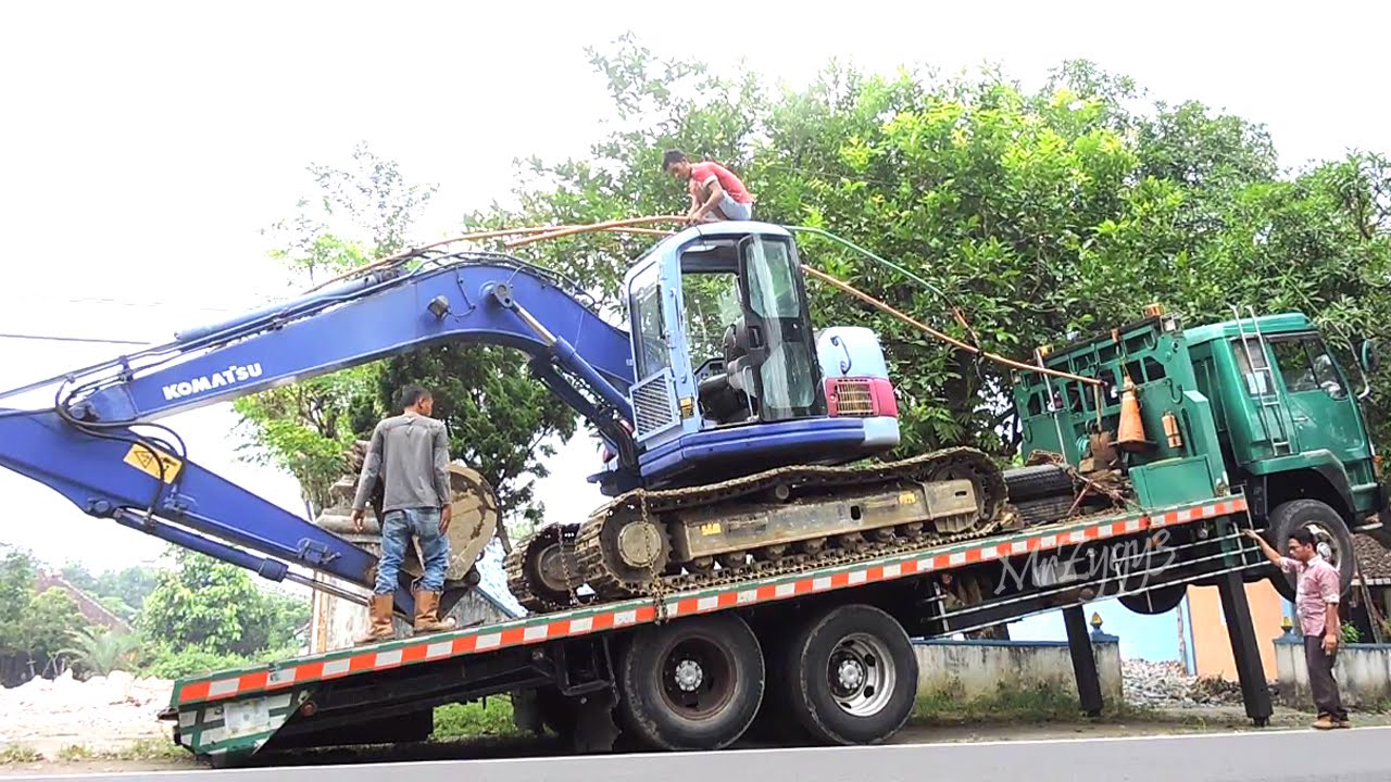 Fuso Self Loader Truck Delivering PC128US Komatsu Excavator