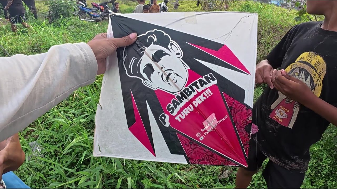 Bermain layang-layang bareng bocil