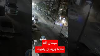 شباب ينجو من سيارة مسرعه بمعجزة