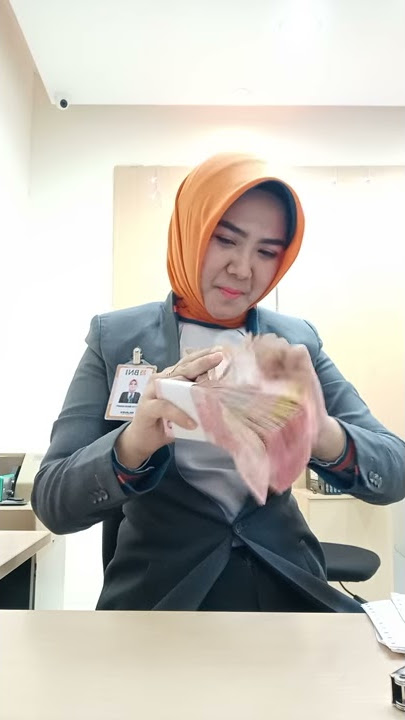 Yukk menghitung uang bersama teller BNi