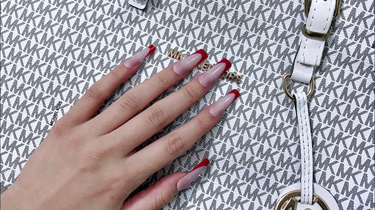 ASMR Tapping and scratching on different bags with textures 💞😗