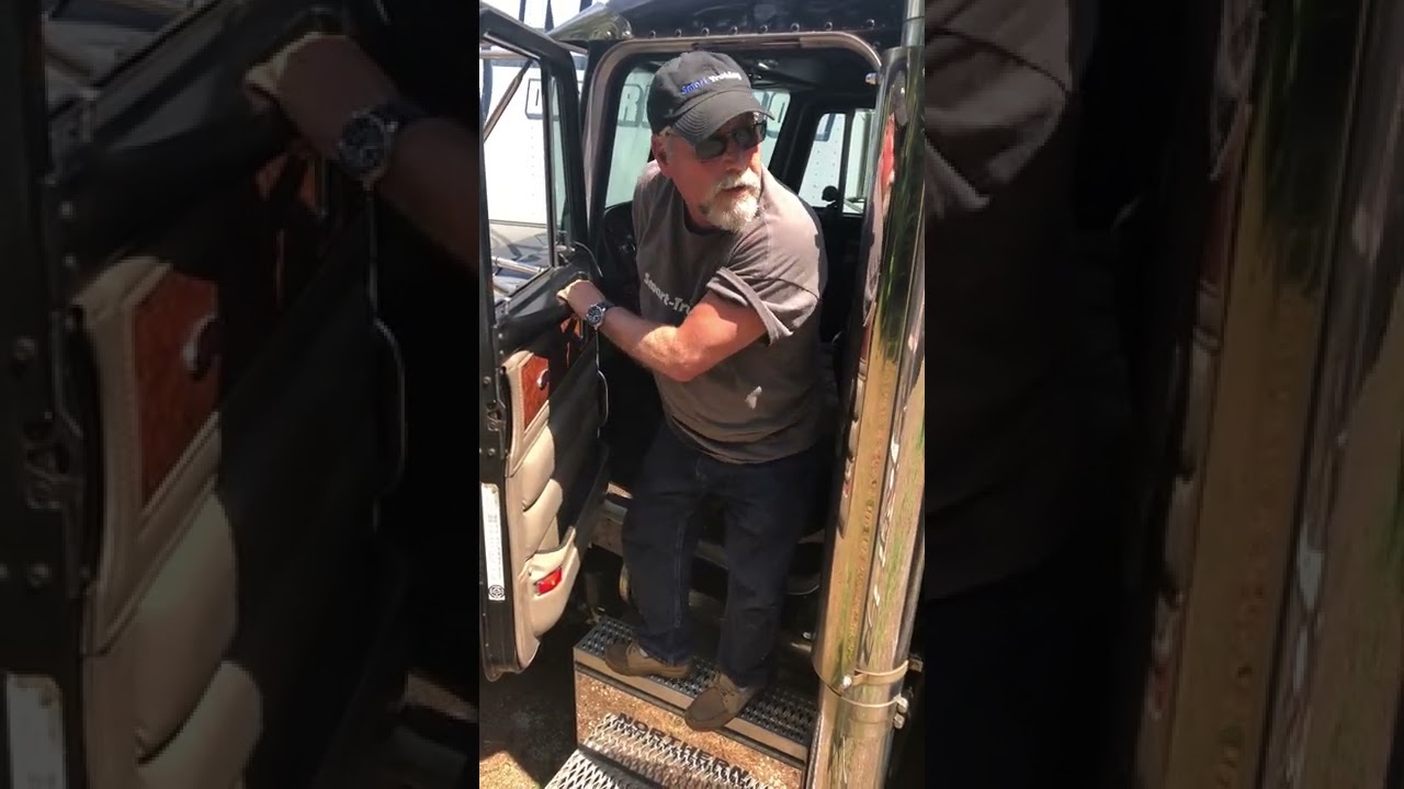 Когда сдаёшь назад, ради всего святого, оставайся в машине #шорты