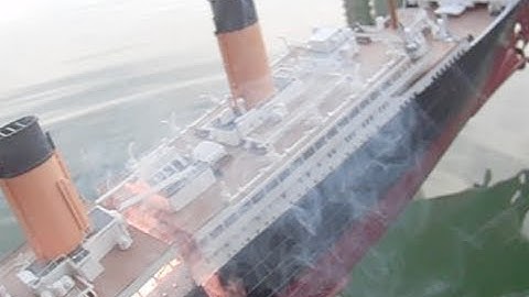 Model Titanic Sinks & Splits