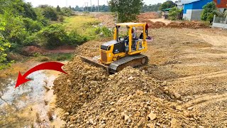 The project Showing ! Bulldozer Kumasu D31Px Push Stone with 5Ton Dump Truck 5T Unloading