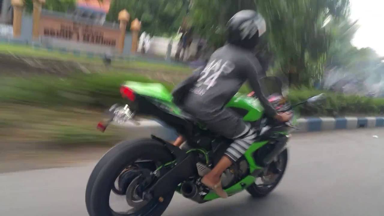 Download 97 Gambar  Wanita  Naik  Motor  Ninja  Terkeren 