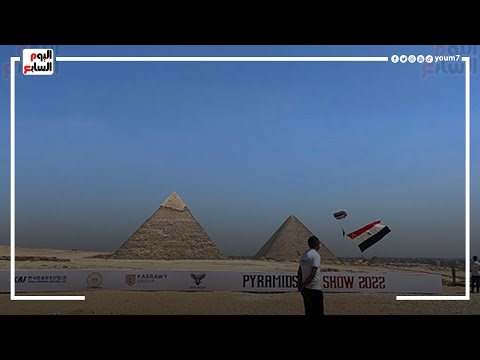 علم مصر يرفرف فوق أهرامات الجيزة