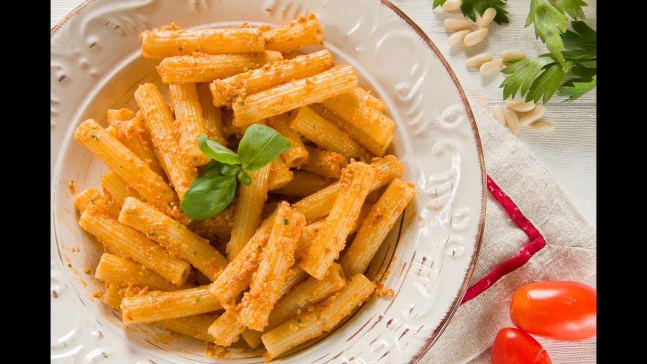 Sedani alla crema di datterini e basilico - Ricetta.it