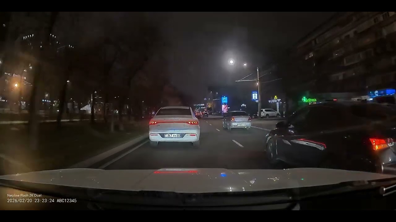 Нарушение ПДД: опасное перестроение и наезд на сплошную | 20.02.2026 