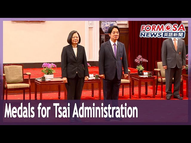 Tsai confers medals of honor to administrative team｜Taiwan News