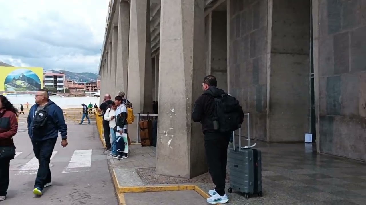 Aeropuerto internacional, Alejandro Velasco Astete.