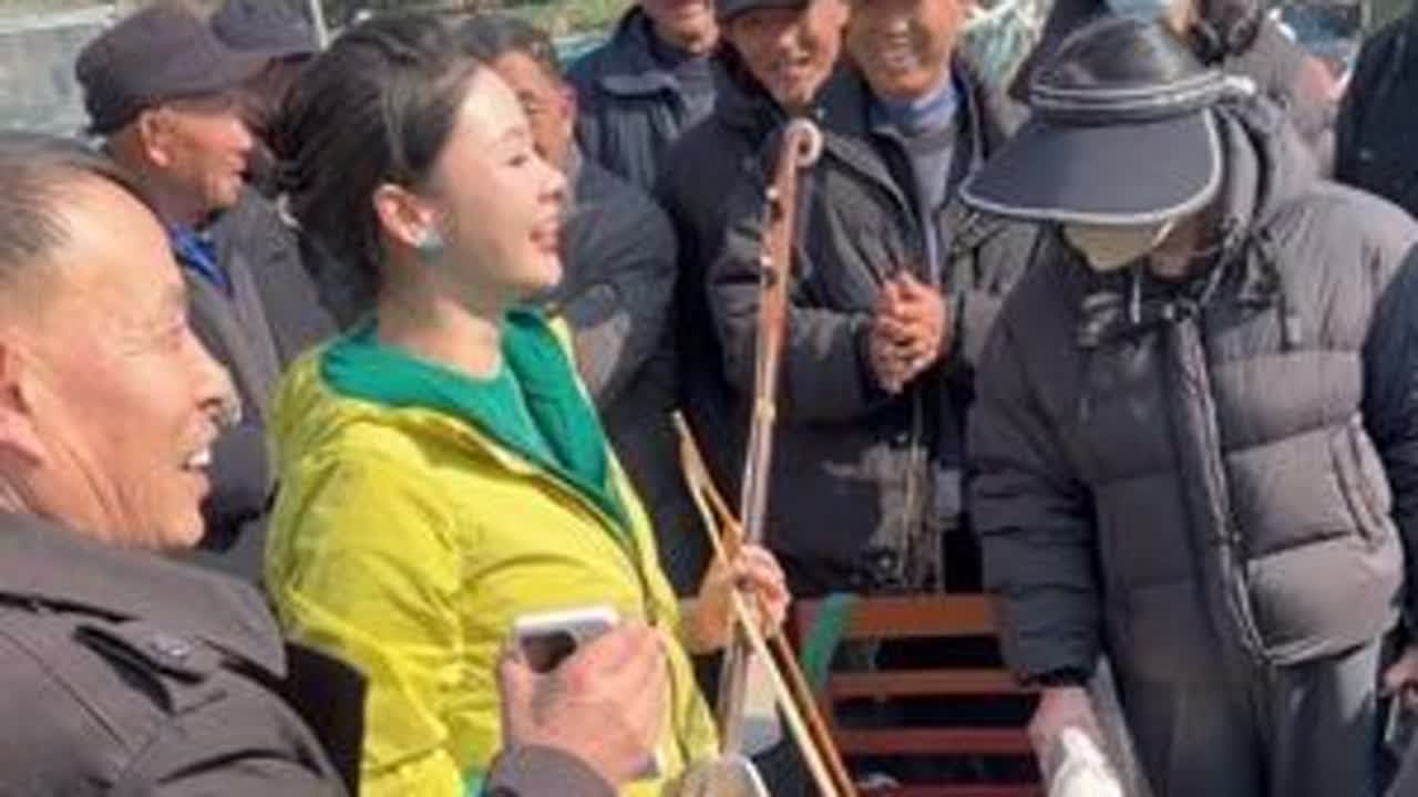 现场一位军人叔叔点的曲 小芳必须满足 拉得不好多多见谅🙏公园女生拉二胡，叔叔阿姨们都太给力 太捧场啦🥹感恩🙏❤️ 
