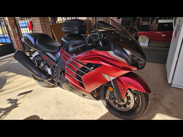 OGIO TANK BAG M2 8/12L ZX14R - YouTube